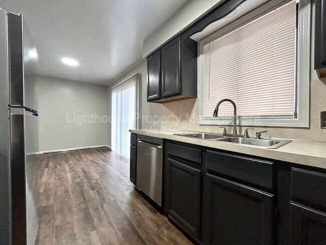 Building Photo - 607 Clayton Ave NW