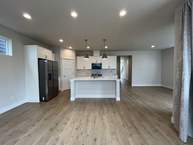 Building Photo - Stunning 2024 Built 5BR Home with Main-Level Suite, EV Charger & Covered Patio Near River Terrace