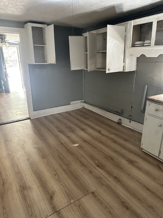 Building Photo - 2 bed 1 bath - Welcome to 409 Campbell Street