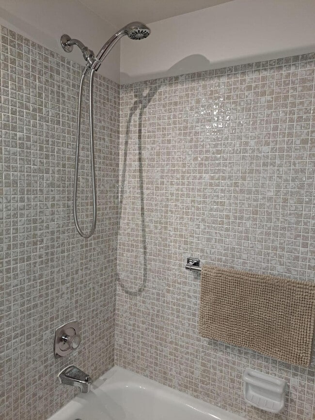 Building Photo - 336 Oakridge S