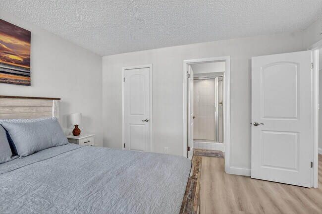 Building Photo - 8 Royal Palm Way