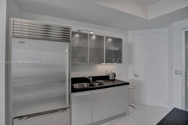 Building Photo - 20000 E Country Club Dr