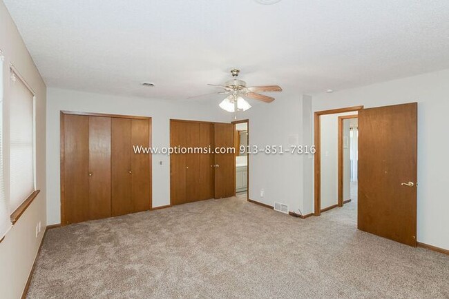 Building Photo - Towers 120- Spacious towhnhome!