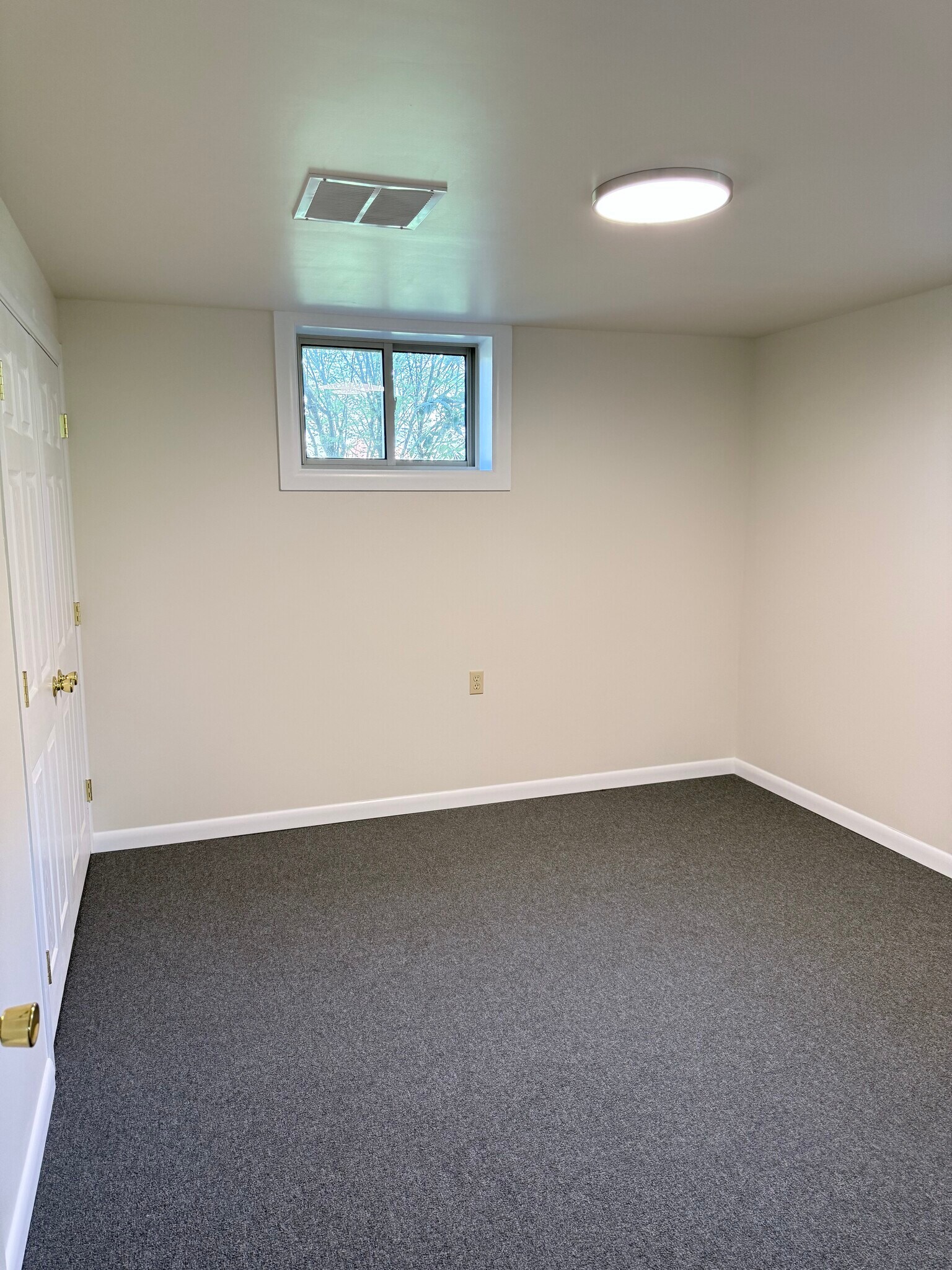 Building Photo - 3295 Woodhaven Dr