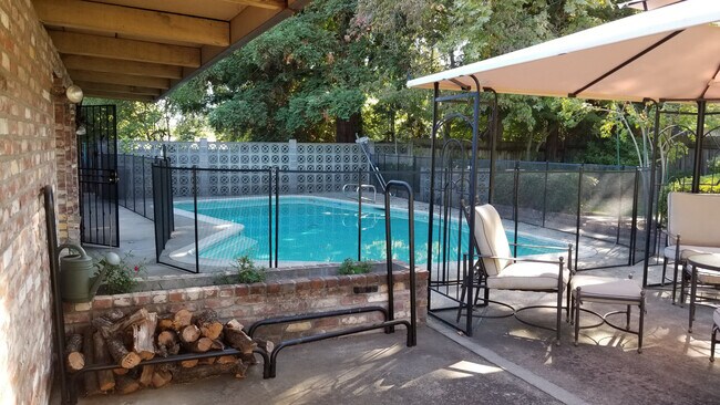 Building Photo - Central Roseville, Single Story Large Yard, Pool w/ Service 3 bedrooms, 2 baths,  1931sqft Gardne...