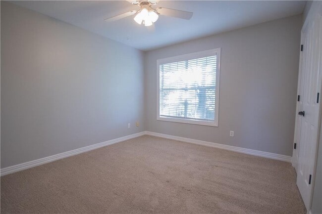 Building Photo - 2 Oak Ridge Ln