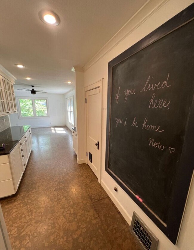 Building Photo - Charming 3-Bed Home Near Loose Park & Plaza!