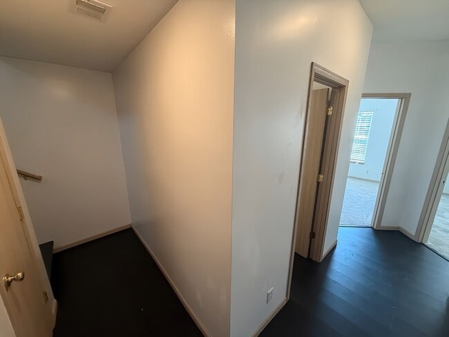 Building Photo - 3 Bed, 2 Bath Townhome Available Now!