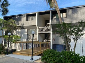 Building Photo - Beautiful Lakefront Condo!