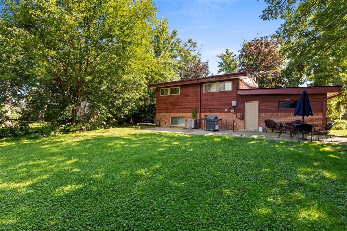 Building Photo - 747 Leclaire Ave