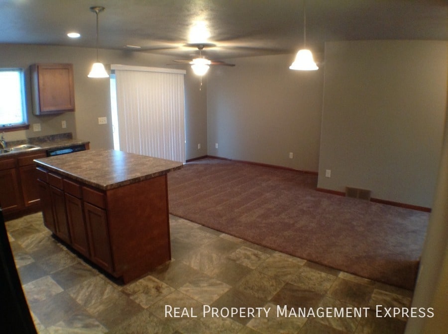 Building Photo - Perfect 2 Story 2 Bedroom Town Home in Har...