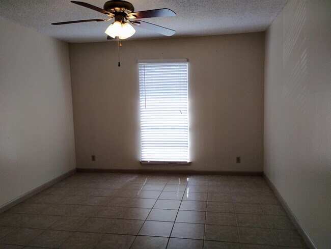 Building Photo - 100 Royal Way Dr