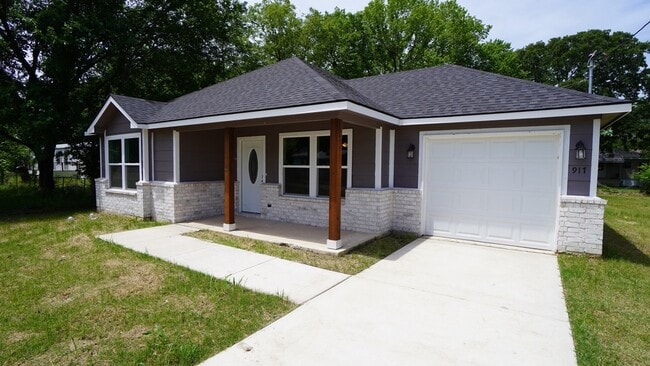 Building Photo - 917 Redoak Dr