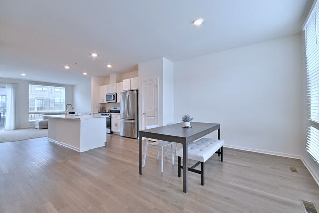 Building Photo - 332 Summit Cir