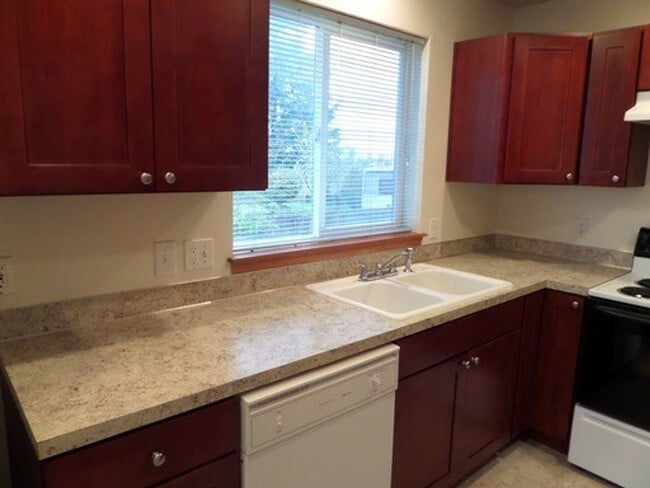 Building Photo - Fabulous 2 Bedroom Townhome With Attached ...