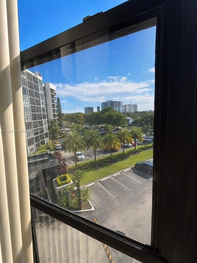 Building Photo - 1000 Parkview Dr