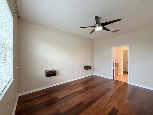 Building Photo - 930 Meadow Glade Dr