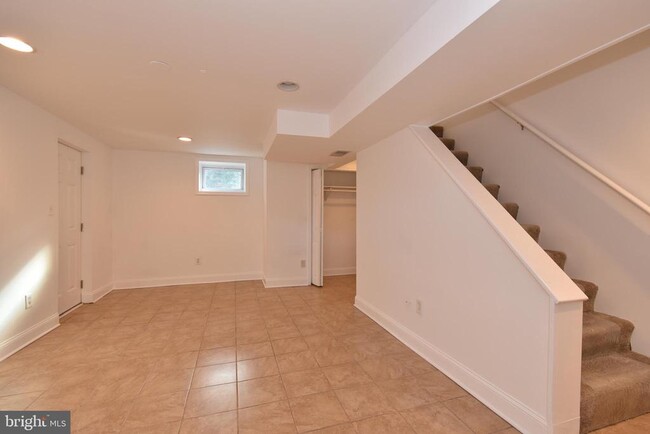 Building Photo - 2302 Dexter Ave