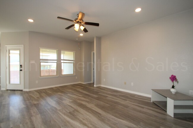 Building Photo - Estancia West 4 bedroom beauty