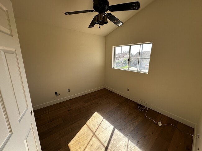 Building Photo - 8704 Mesa Oak Dr