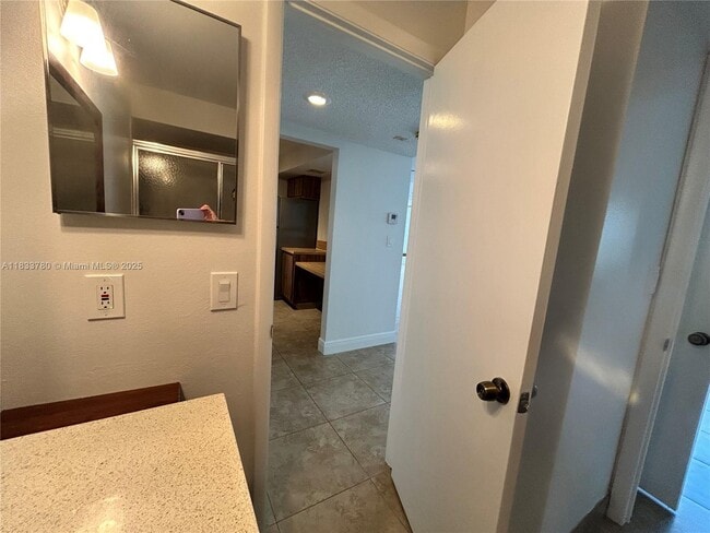 Building Photo - 200 Lakeview Dr