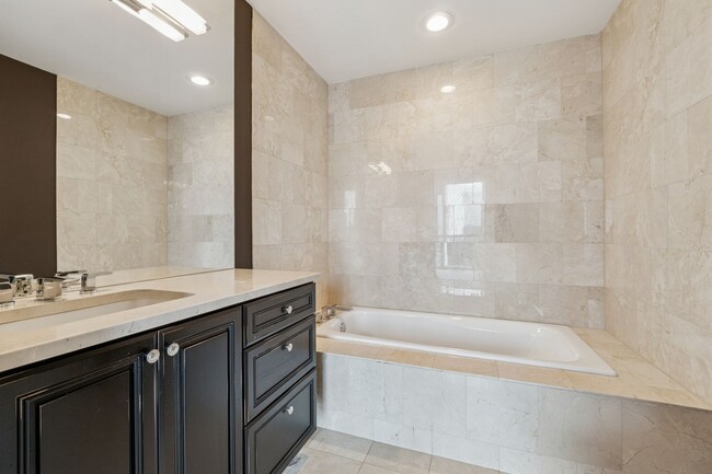 Building Photo - Luxury Living in Buckhead!