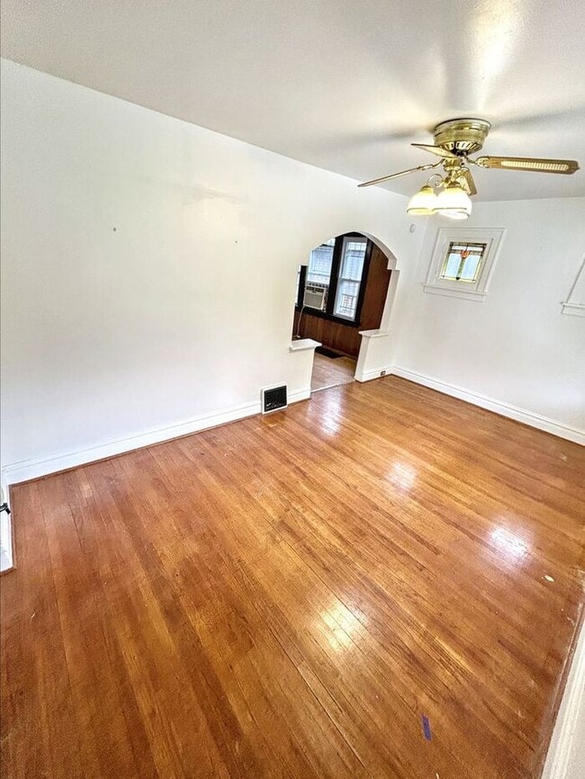 Building Photo - Charming 2-Bedroom Home with Fenced Yard i...