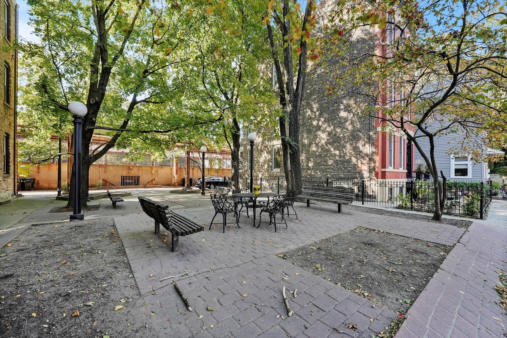 Building Photo - 1900 N Bissell St