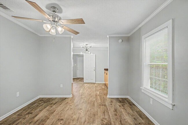 Building Photo - 2 bedroom minutes from SCAD