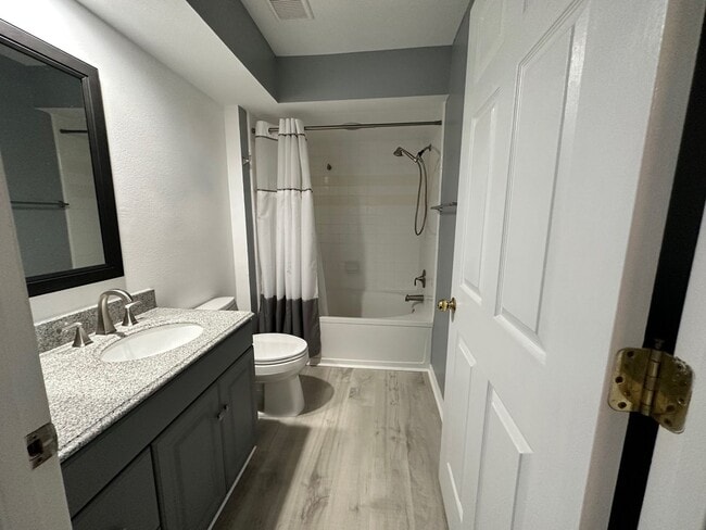 Building Photo - Gorgeous 2 bed/2 bath located in gated community!