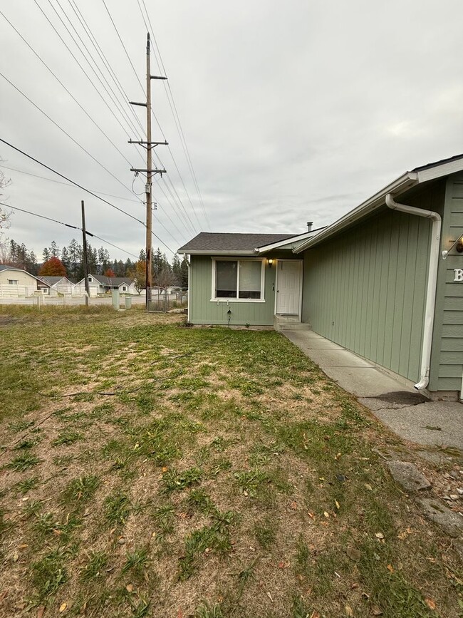 Building Photo - 2 bed 1 bath Duplex (corner lot)