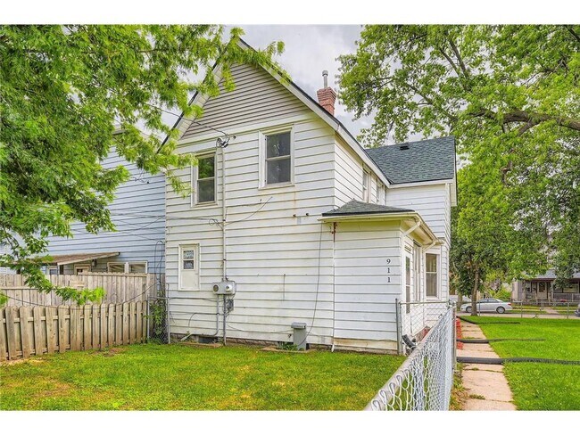 Building Photo - 911 Sims Ave