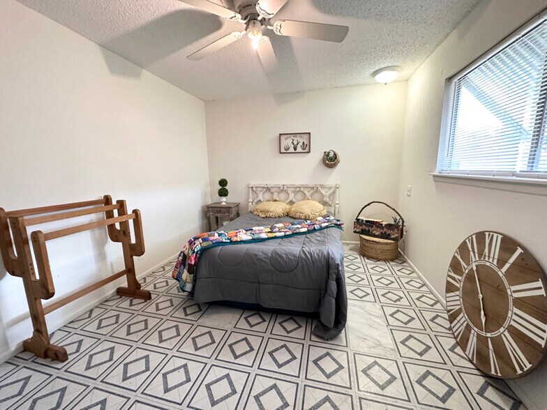 Building Photo - 7418 Meadow Cliff St