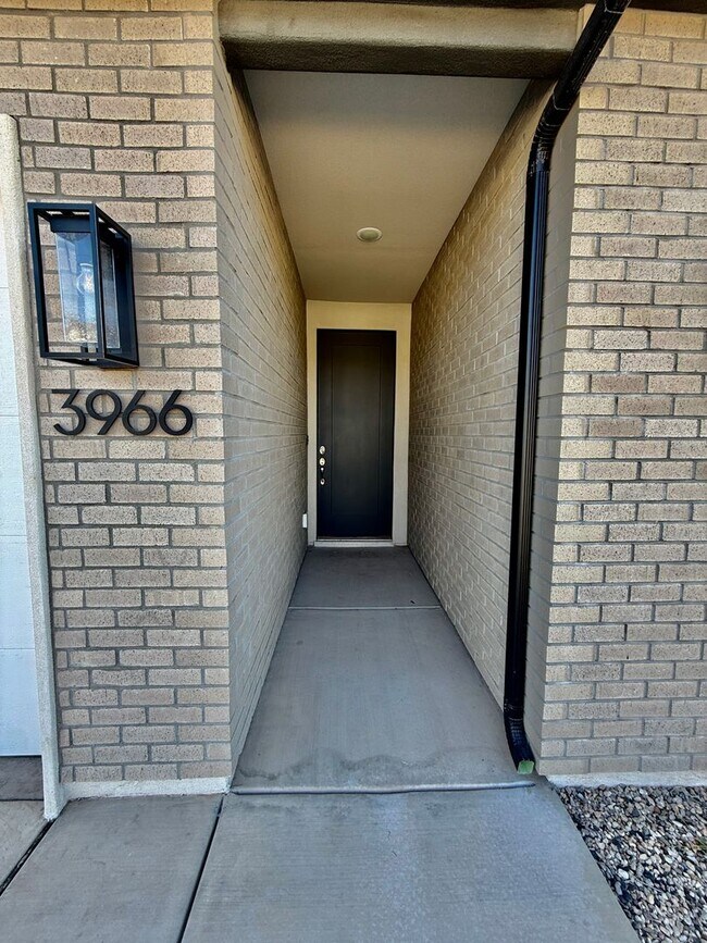Building Photo - Spacious 3-BR Townhome in Washington