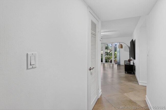 Building Photo - 9101 Jacaranda Ln
