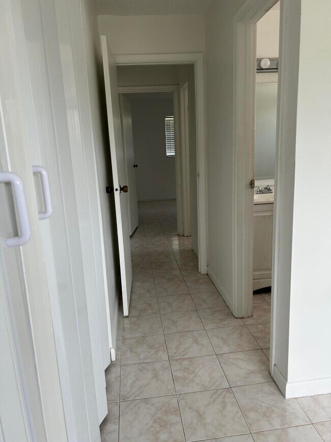 Building Photo - 6140 SW 41st Ct