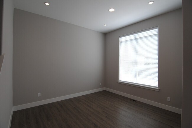 Building Photo - 1708/1710 Danny Boy Ln. Duplex
