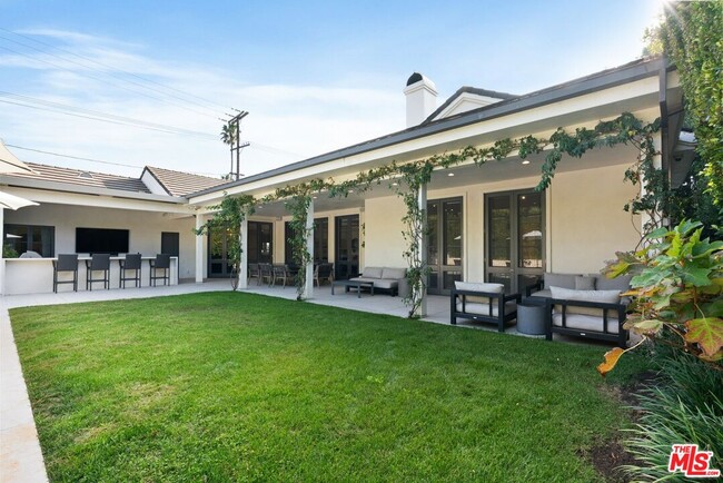 Building Photo - 506 N Rexford Dr