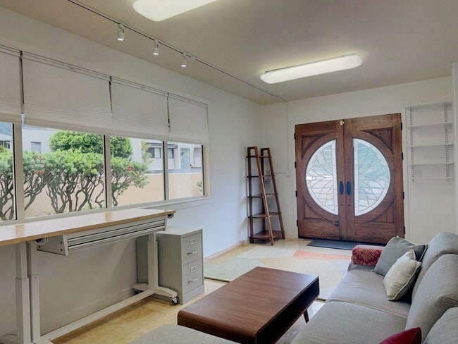 Building Photo - 2-Bedroom Executive Duplex in Serene Manoa...
