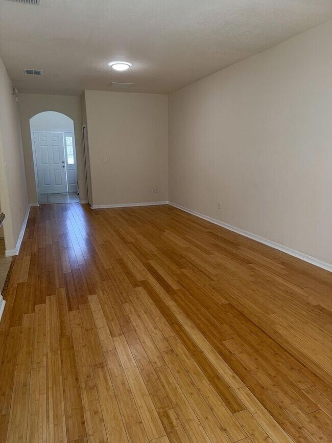 Building Photo - Beautifully Updated 3-Bedroom Townhouse in Kissimmee – Gated Community with Pool