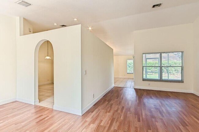 Building Photo - 915 Sunflower Ave
