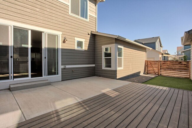 Building Photo - Beautiful 3 Bedroom Townhome in Mosaic