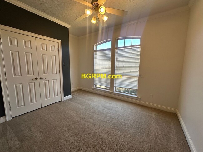 Building Photo - 3 Bed 2 Bath