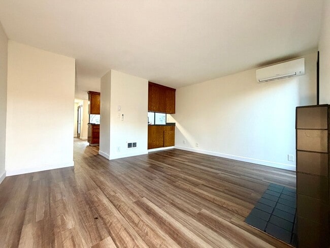 Building Photo - Spacious Townhouse in the Heart of Garden Home~ New LVP Flooring~ Washer/Dryer Hook-Ups~ A/C~ Lar...