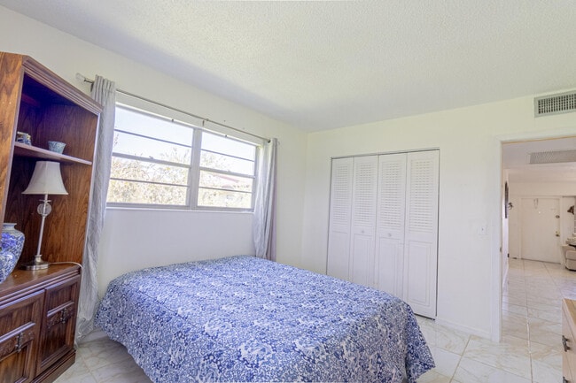 Building Photo - 158 Mansfield D