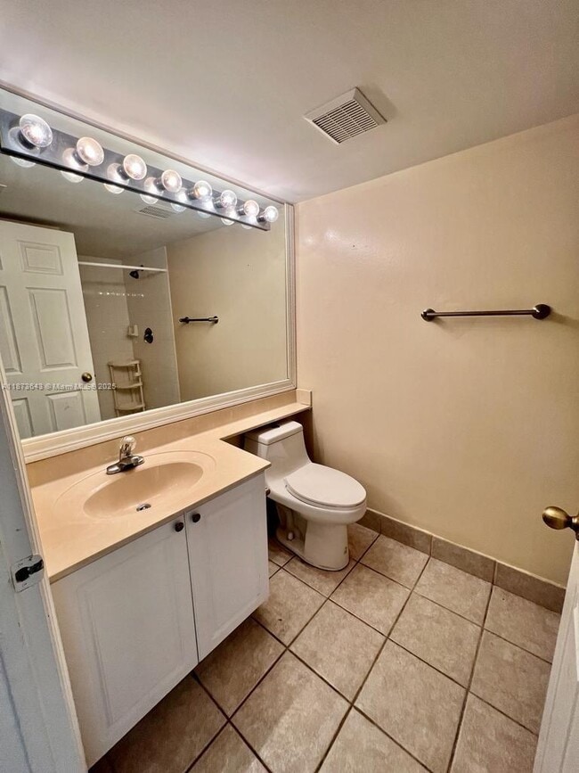 Building Photo - 400 Crestwood Ct N