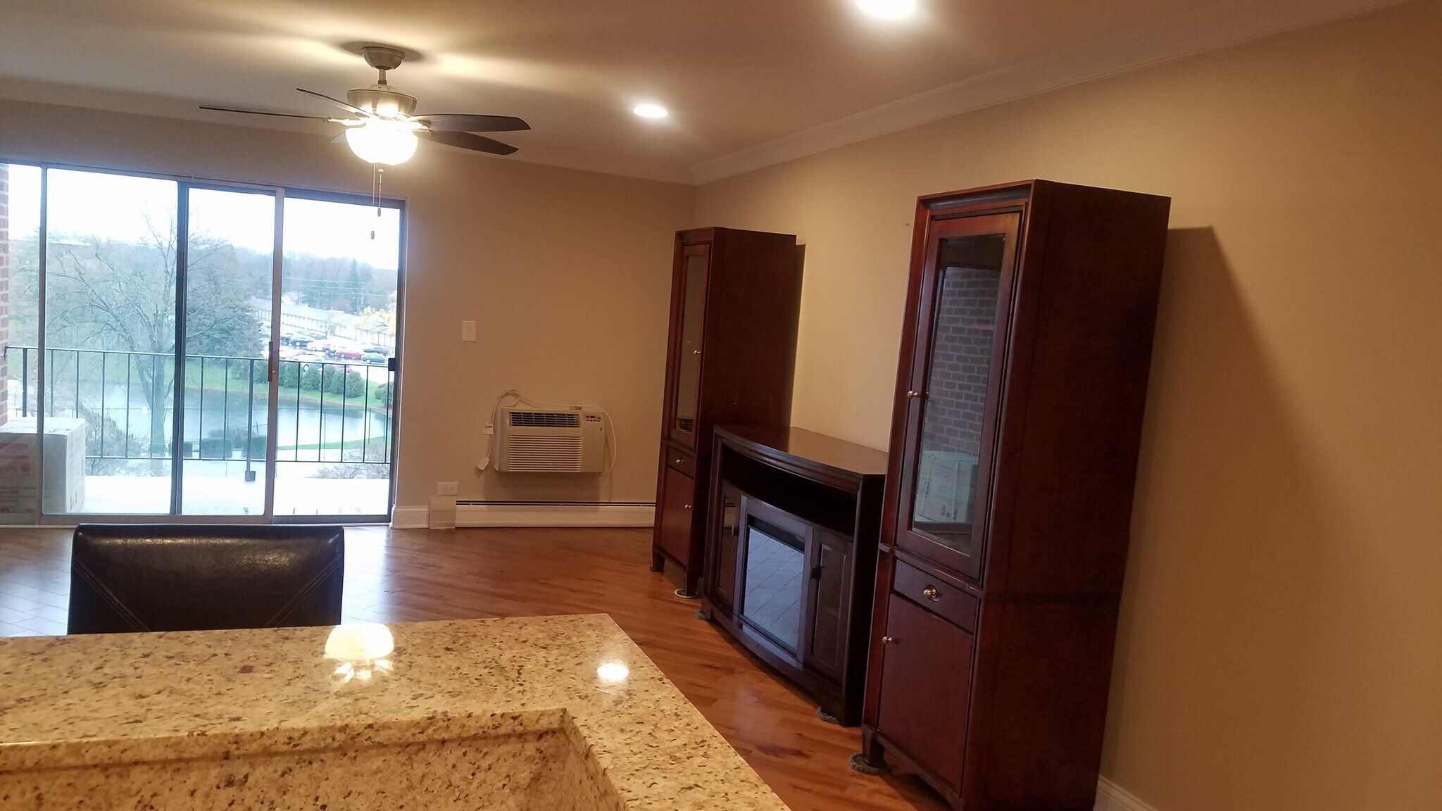 Building Photo - 16 E Old Willow Rd