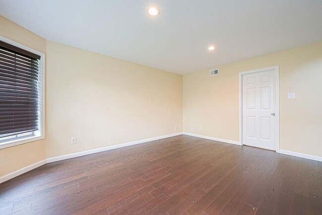 Building Photo - 2039 Shorewood Ln
