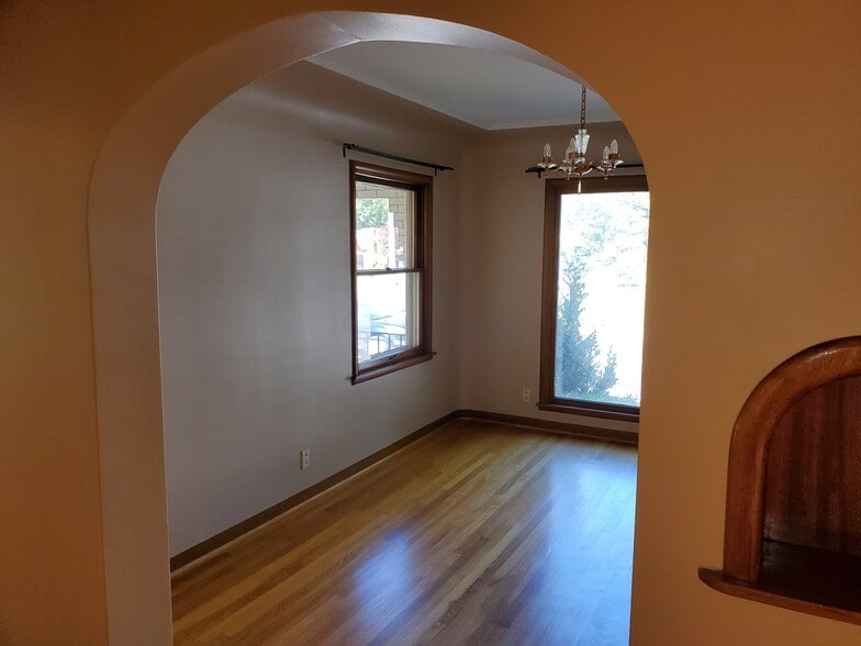 Building Photo - 403 W 25th Ave