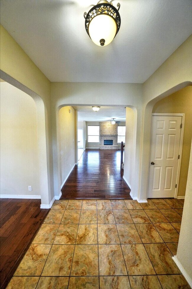 Building Photo - Gorgeous 5-Bedroom, 3.5-Bathroom Home Near...